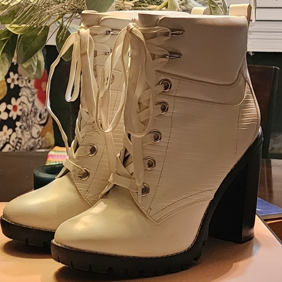 BCBGeneration Lace-up w/side zipper Size 9M/40 Bright White - Picture 5 of 6